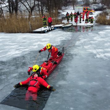 WOPR Wielkopolska ćwiczy cały rok. Zimowe szkolenia na zamarzniętych akwenach